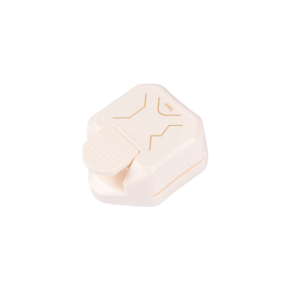 Beigefarbener Kunststoff-Eckenschutz mit geometrischem Muster von Vaessen auf weißem Hintergrund - ideal für die Verwendung mit Ihrem Journal-Eckenstanzer oder -Eckenlocher.