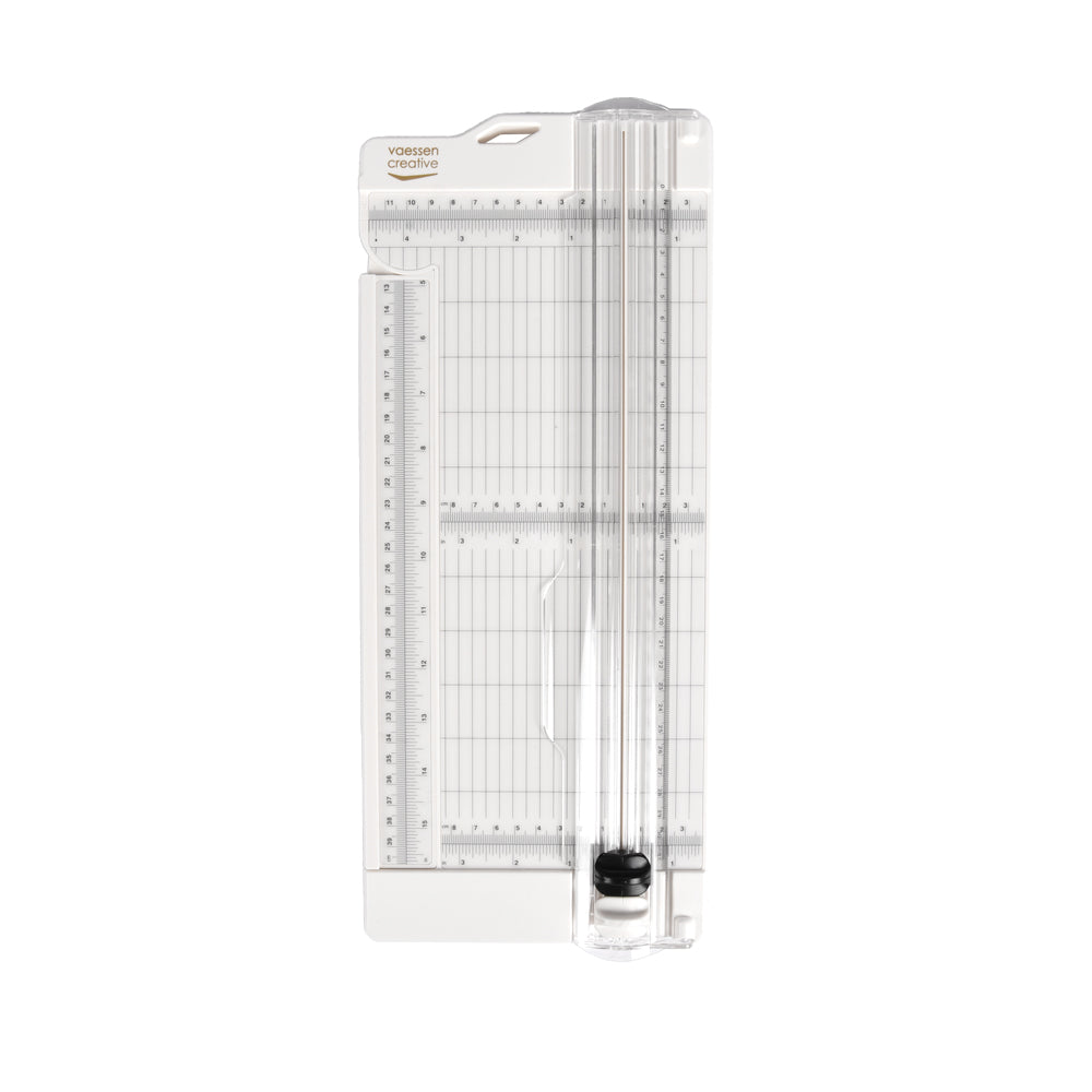 Der Vaessen Papierschneider verfügt über ein übersichtliches Lineal, eine Schneideklinge und ein Messraster - ideal als Schneide- und Falzbrett für präzises Schneiden und Papierfalzen, was ihn zu einem perfekten Scrapbooking Werkzeug macht.