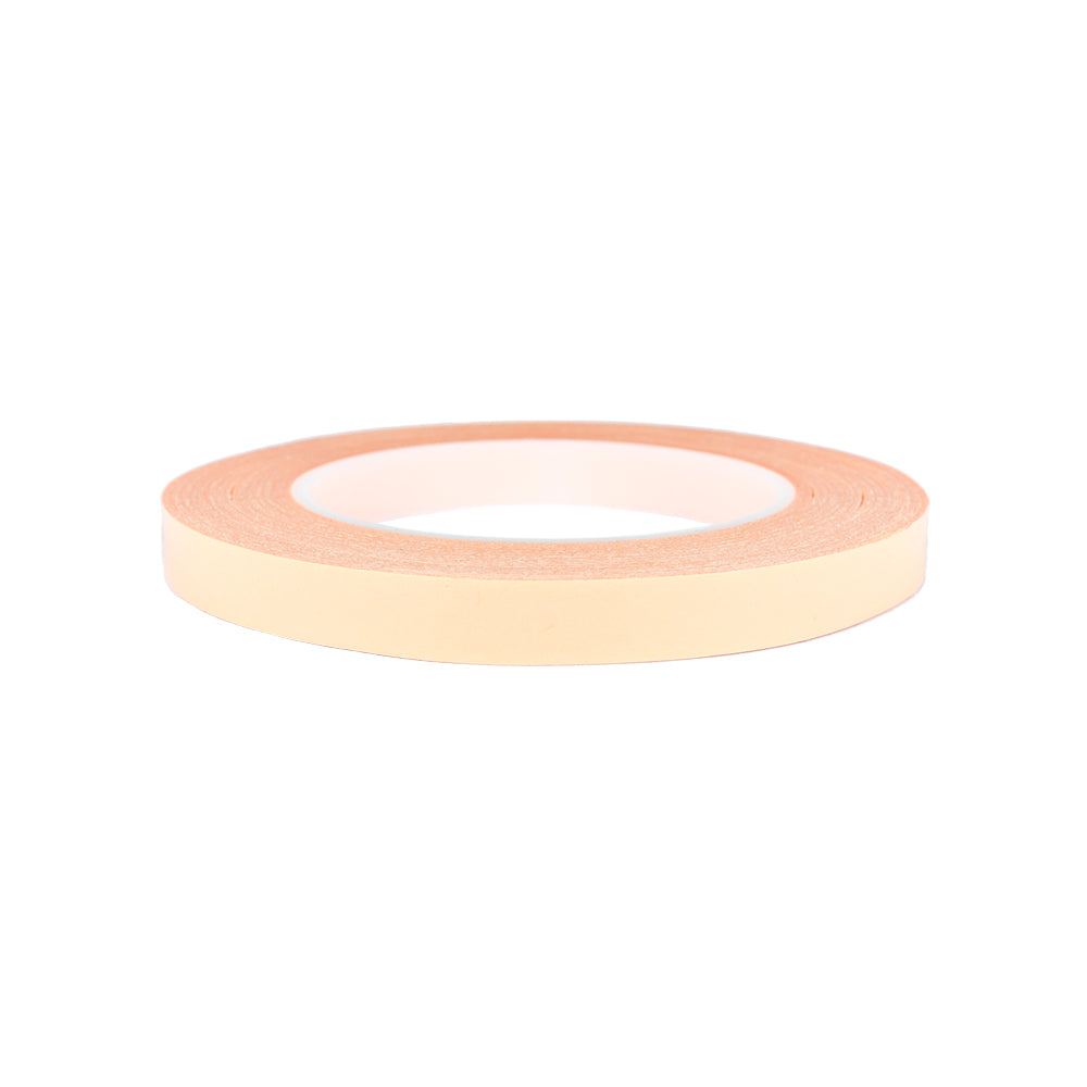 Eine einzelne Rolle beigefarbenes Abdeckband von Vaessen auf weißem Hintergrund - ideal für Basteln oder Papierarbeiten.