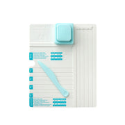 Das We R Memory Keepers Falzbrett Schattenboxen-Stanzwerkzeug in Weiß und Teal, mit Ritzwerkzeug, ist ideal für die Herstellung von Papier-Schattenboxen oder die Verwendung von Tonkarton. Praktische Schachtelmaße sind auf der Oberfläche aufgedruckt.