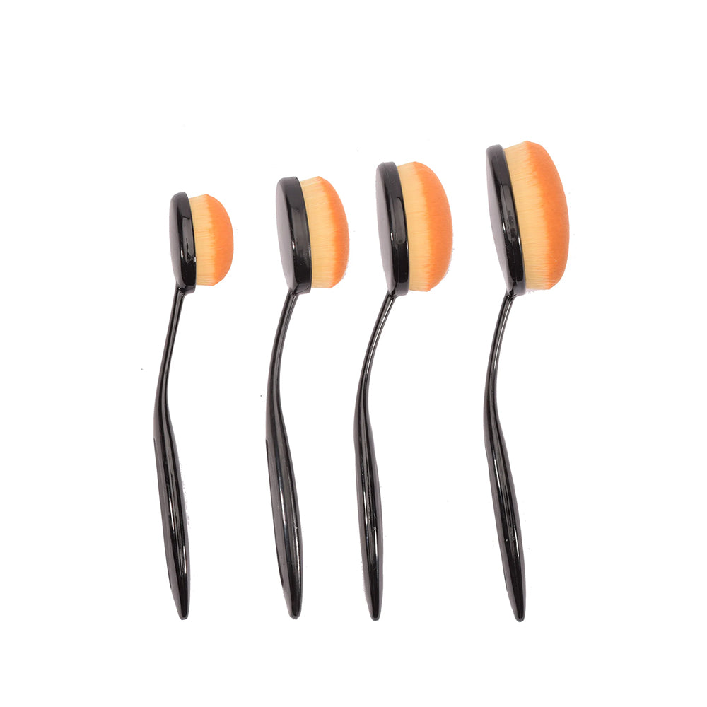 Vier ovale Vaessen-Mischpinsel mit schwarzem Stiel und superweichen orangefarbenen Borsten sind nach Größe sortiert auf einem weißen Hintergrund angeordnet - perfekt zum mühelosen Mischen von Farben.