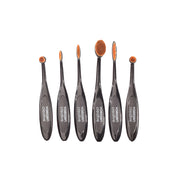 Sechs schwarze ovale Vaessen Blending Brushes in verschiedenen Größen mit superweichen Borsten sind in einer Reihe auf weißem Hintergrund angeordnet.