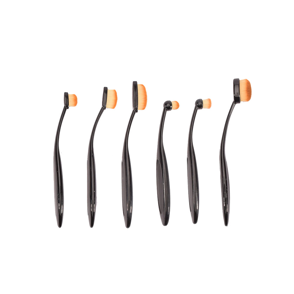 Fünf ovale Vaessen Blending Brushes mit schwarzen Griffen und superweichen Borsten sind in einer Reihe angeordnet, von der Seite gesehen auf einem weißen Hintergrund.