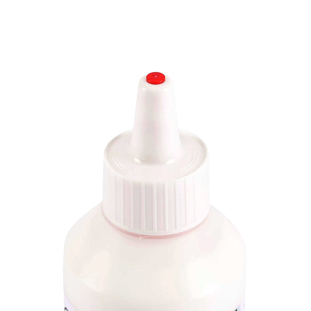 Weiße Kunststoff-Flasche mit spitzer Tülle und einem kleinen roten Punkt an der Spitze, ideal für Bastelkleber oder Scrapbooking-Projekte, abgebildet auf weißem Hintergrund.