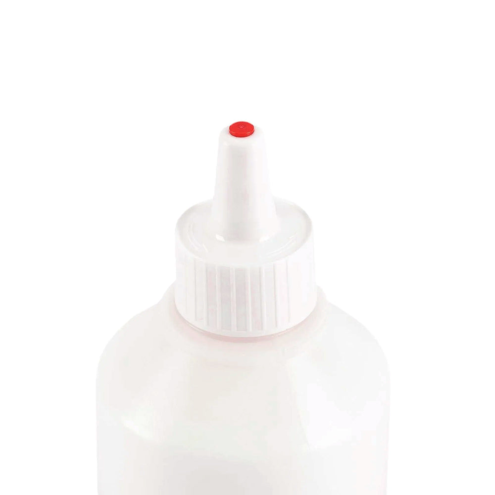 Vaessen weiße Kunststoff-Quetschflasche mit spitzem Tüllenverschluss, ideal für wasserbasierte Bastelkleber. Abgebildet von oben auf weißem Hintergrund-perfekt für Scrapbooking-Projekte.