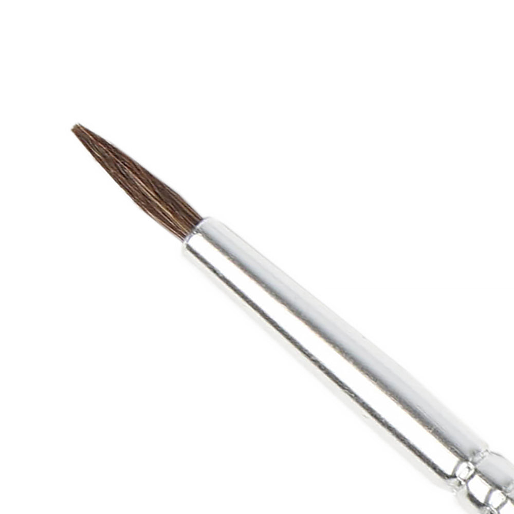 Eine Nahaufnahme eines Royal Talens Aquarellpinsels mit feiner Spitze und silbernem Stiel auf weißem Hintergrund.