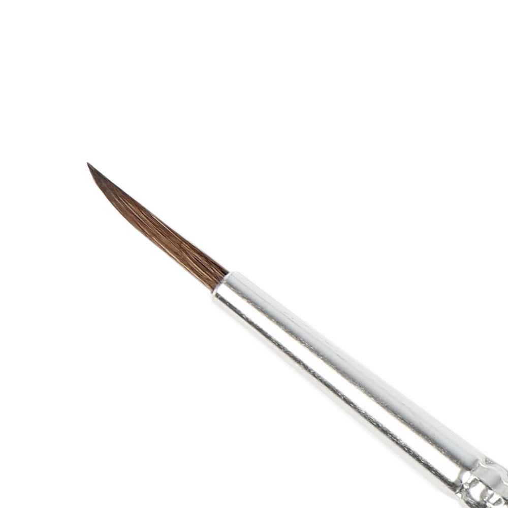 Eine Nahaufnahme eines dünnen, spitzen Royal Talens Pinsels mit silbernem Griff auf weißem Hintergrund.