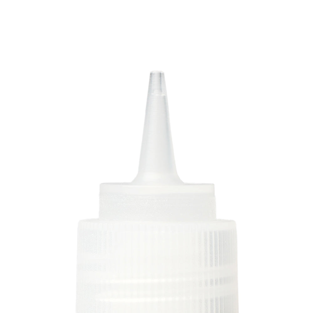 Mod Podge klare Kunststoff-Flasche mit spitzer Düsenspitze, ideal zum Auftragen von Dimensional Magic auf Bastelprojekte für ein epoxidähnliches Finish. Die Flasche steht vor einem weißen Hintergrund.