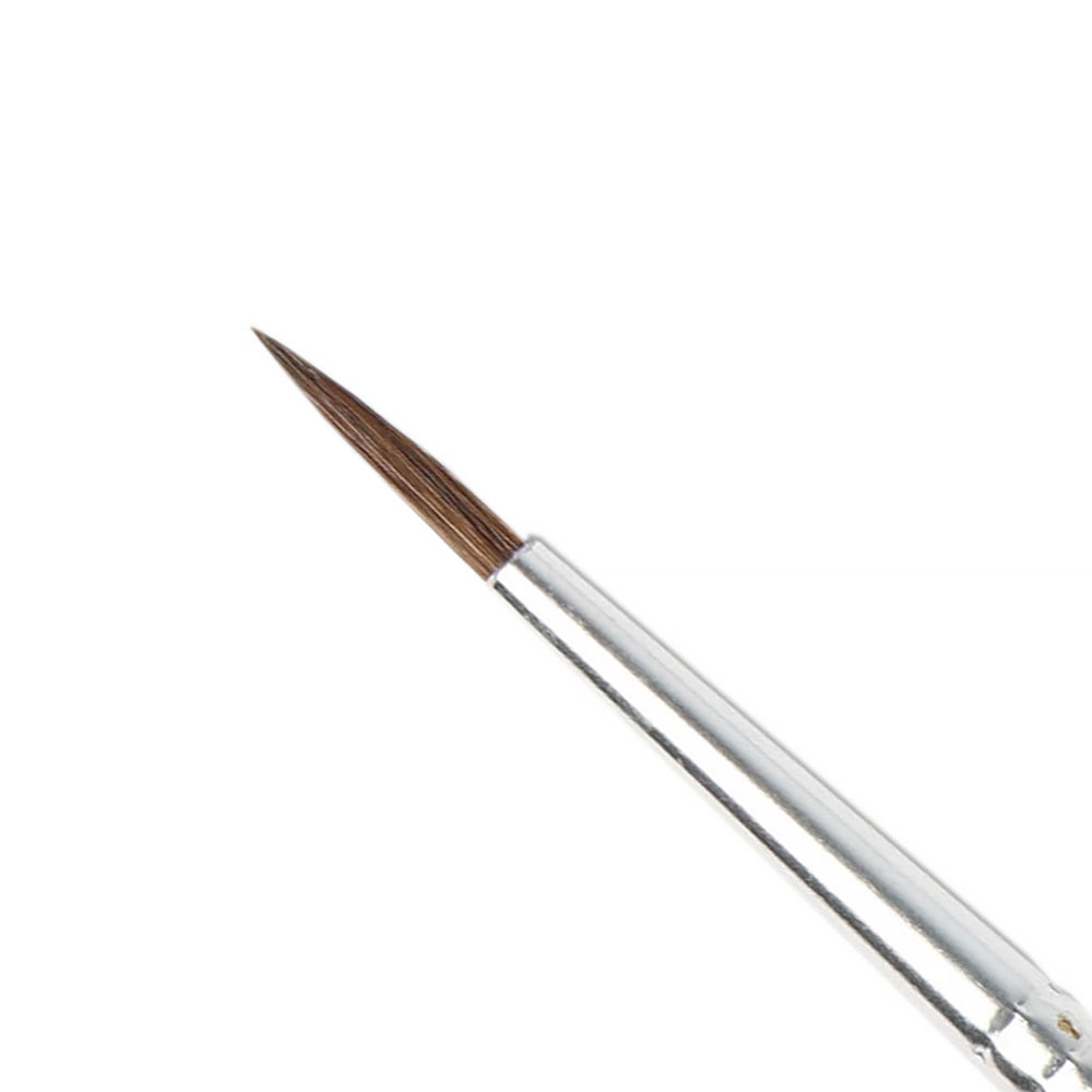 Nahaufnahme eines Royal Talens Pinsels mit feiner Spitze und silbernem Stiel auf weißem Hintergrund, ideal für detaillierte Aquarellmalerei.